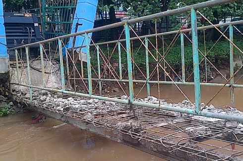 Jembatan Ambles di Kali Baru, Warga Khawatir Air Meluap