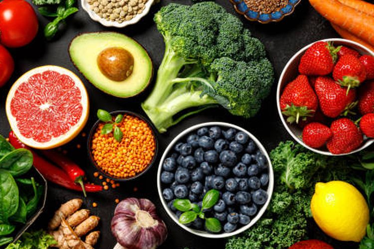 Ilustrasi sayuran dan buah. Beberapa sayuran dan buah mengandung nutrisi tertentu yang dapat menambah produksi sel darah merah dan melawan anemia. Misalnya, zat besi dan vitamin C dalam sayuran hijau, buah sitrus, dan buah beri. 