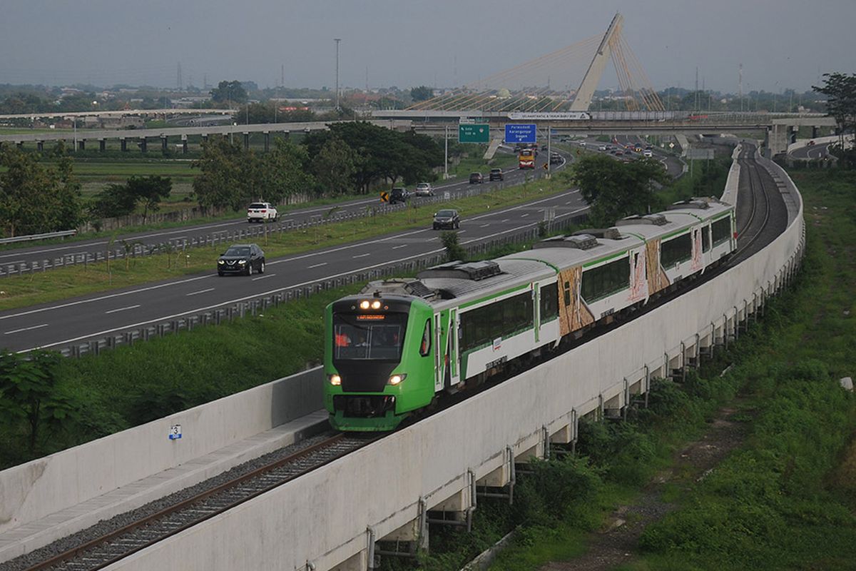 Kereta api Bandara Adi Soemarmo melintas di jalur kereta api Stasiun Balapan Solo - Stasiun Bandara Adi Soemarmo saat uji coba di Ngemplak, Boyolali, Jawa Tengah, Sabtu (28/12/2019). Uji coba tersebut dilakukan sebagai kesiapan moda transportasi yang terintegrasi dari Stasiun Balapan Solo menuju Bandara Adi Soemarmo menggunakan kereta api dengan waktu tempuh kurang lebih 20 menit.