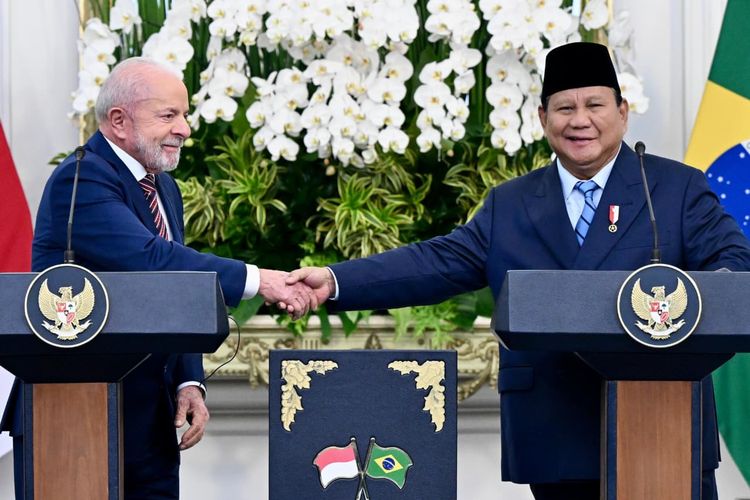 Presiden Brasil Luiz Inácio Lula da Silva dan Presiden Prabowo Subianto dalam pernyataan bersama setelah pertemuan bilateral di Istana Merdeka, Kompleks Istana Kepresidenan, Jakarta Pusat, Kamis (23/10/2025). 