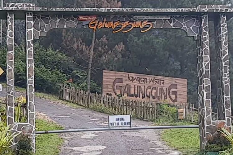 Kawasan Objek Wisata Galunggung, Kabupaten Tasikmalaya, masih ditutup meski wilayah itu diberlakukan PPKM Level 2.