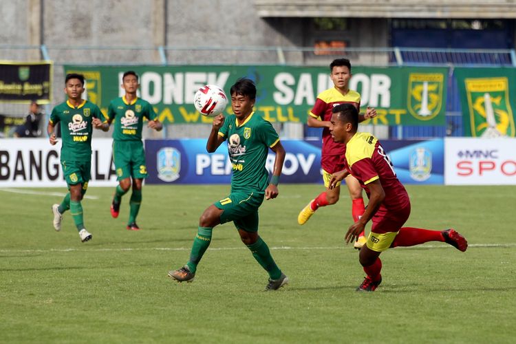Pemain muda Persebaya Surabaya Supriadi melewati pemain belakang Persik Kediri Munhar saat penyisihan grup A Piala Gubernur Jatim 2020 yang berakhir dengan skor 3-1 di Stadion Gelora Bangkalan, Jawa Timur, Senin (10/02/2020) sore.