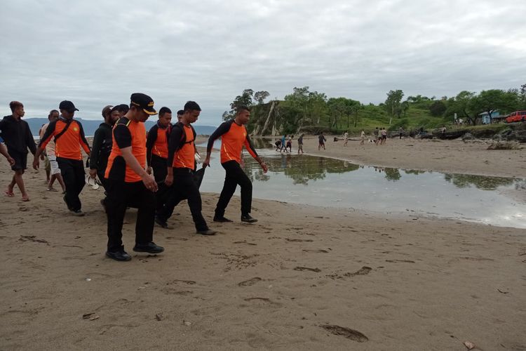 Jenazah Ferdinando Valentino (31), warga Kabupaten Timor Tengah Utara (TTU), Nusa Tenggara Timur (NTT) yang hilang saat mencari kepiting di laut, dievakuasi petugas SAR Kupang, Rabu (25/1/2023) 