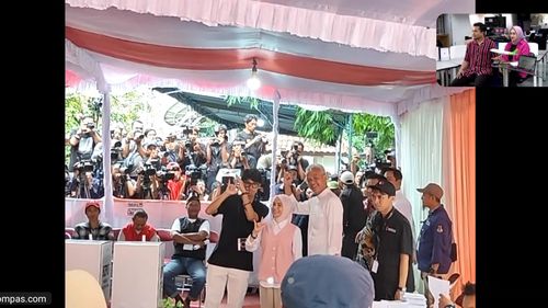  Ganjar Mencoblos di TPS 11 Semarang Bareng Keluarga