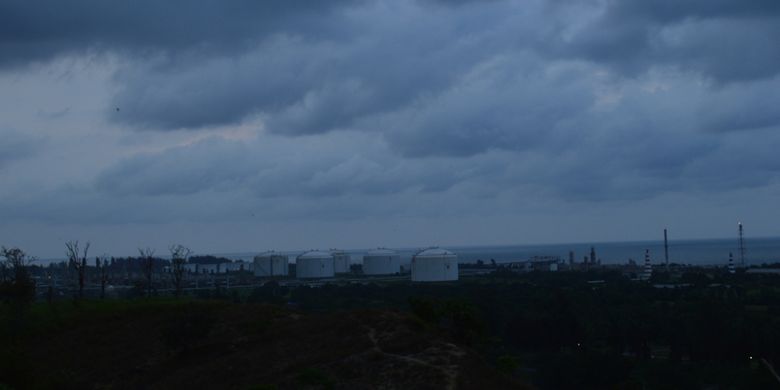 Tangki penampung minyak dan gas milik Perta Arun Gas (sebelumnya PT Arun) terlihat dari ketinggian Taman Ngieng Jioh, Kota Lhokseumawe, Aceh.