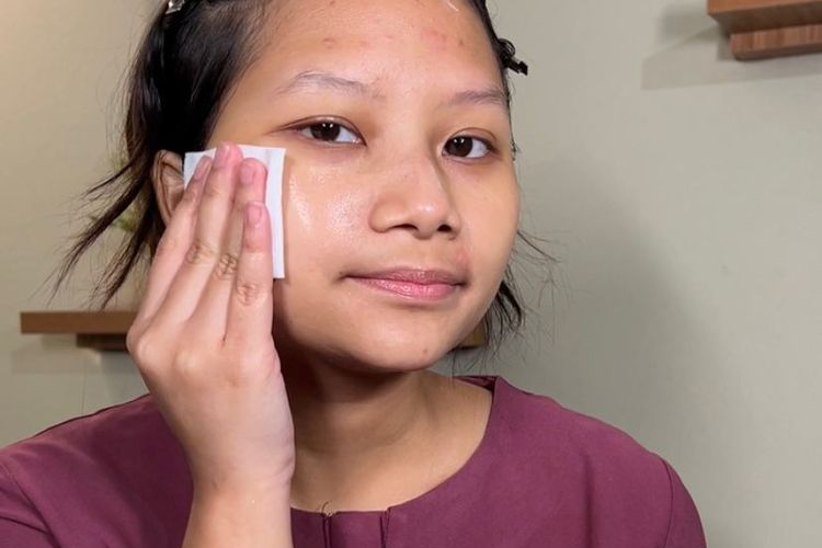 Model yang sedang melakukan step pada tahapan makeup sederhana, Jakarta Barat, Kamis (07/03/2024).