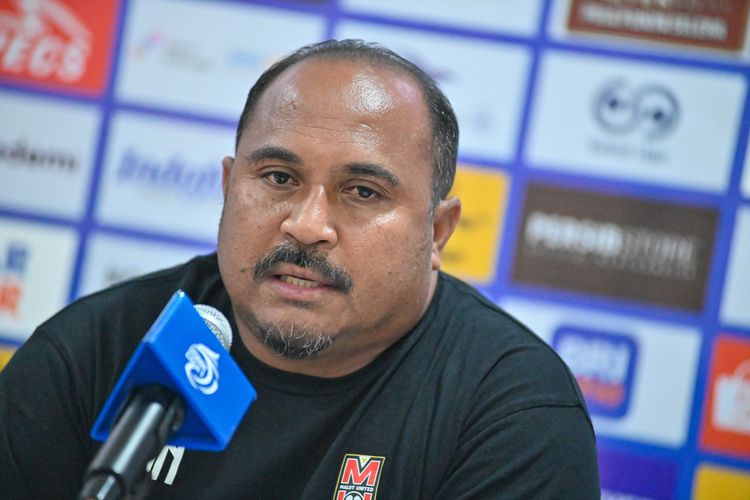 Pelatih Malut United Imran Nahumarury menghadiri konferensi pers jelang berlaga melawan Persib Bandung dalam laga pekan ke-14 Liga 1 2024-2025. Duel Persib vs Malut United akan digelar Jumat (13/12/2024) di Stadion Gelora Bandung Lautan Api (GBLA).