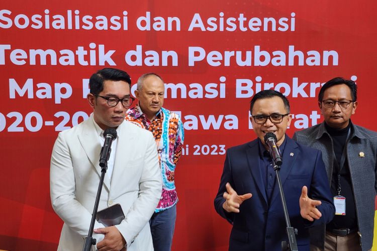 Menpan-RB Azwar Anas dan Gubernur Jawa Barat Ridwan Kamil saat menghadiri Sosialisasi dan Asistensi RB Tematik dan Perubahan Roadmap RB 2020 - 2024 di Jawa Barat di Gedung Sate, Kota Bandung, Jawa Barat, Jumat (9/6/2023).