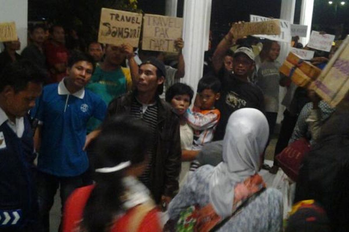 Penumpang kapal Kalibodri saat saat keluar dari pelabuhan. Kompas.Com / slamet priyatin 