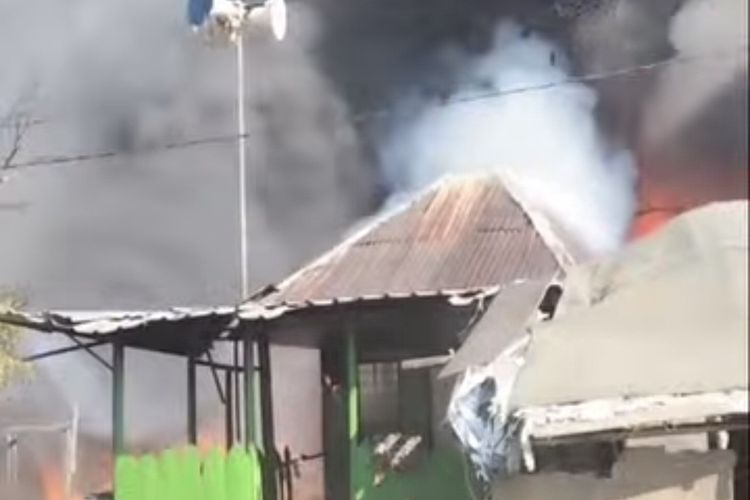 Kebakaran TPA Jatibarang Semarang: Asap Pekat Gegerkan Warga, 17 Bedeng Terbakar