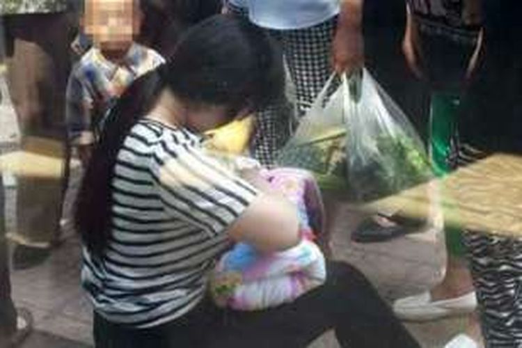 Seorang ibu muda rela menyusui seorang bayi yang dibuang orangtuanya di tepian jalan di kota Xianyang, China, demi menyelamatkan nyawa bayi itu.