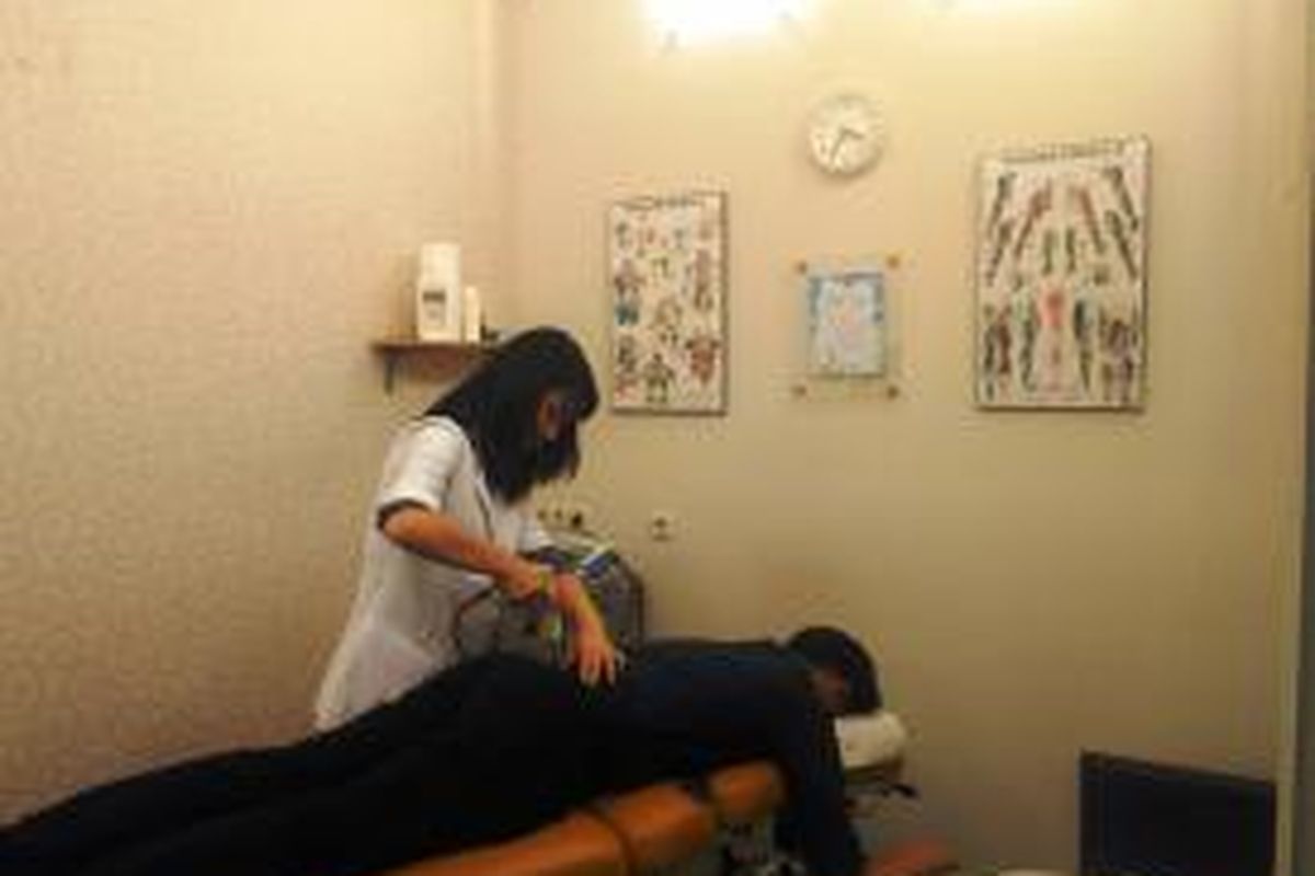 Contoh terapi chiropractic yang menggunakan instrumen di Citylife Chiropractic, Kelapa Gading, Jakarta Utara.