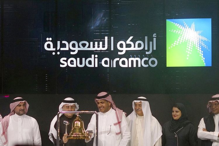 Dalam file foto 11 Desember 2019 ini, perusahaan minyak milik negara Arab Saudi, Aramco, dan pejabat pasar saham merayakan IPO Aramco di Pasar Saham Riyadh, di Riyadh, Arab Saudi.