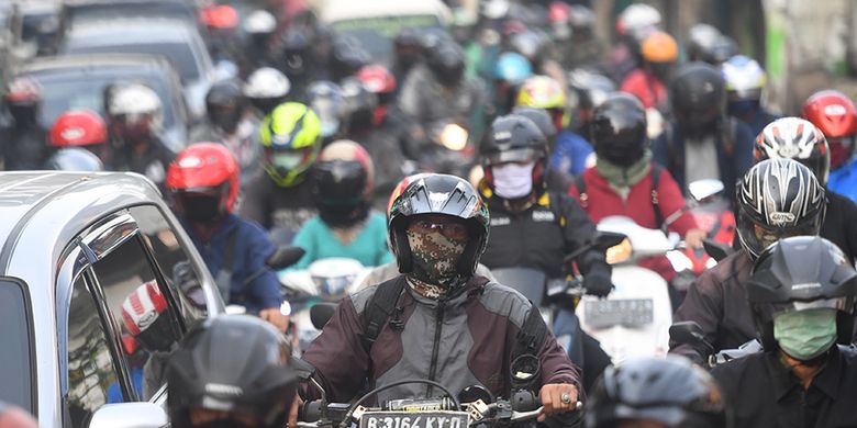 Sejumlah kendaraan terjebak kemacetan di Lenteng Agung, Jakarta, Jumat (15/5/2020). Direktorat Lalu Lintas (Ditlantas) Polda Metro Jaya menyatakan dalam beberapa hari terakhir mulai terjadi peningkatan volume kendaraan yang diduga karena banyak perkantoran yang sudah tidak menerapkan work from home (WFH).