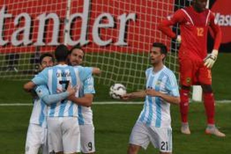 Gonzalo Higuain merayakan golnya bersama Lionel Messi, Angel Di Maria dan Javier Pastore saat melawan Jamaika pada lanjutan Copa America, Sabtu (20/6/2015) waktu setempat.