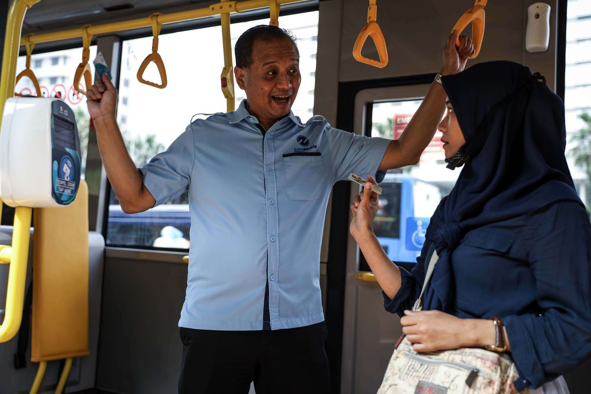 Direktur Utama PT Transportasi Jakarta (Transjakarta) Agung Wicaksono melakukan sosialisasi penggunaan alat pembayaran Tap On Bus (TOB) di salah satu bus non-BRT, di Halte Transjakarta Bundaran HI, Jakarta Pusat, Selasa (6/8/2019). PT Transportasi Jakarta akan mengganti alat pembayaran EDC (electronic data capture) yang selama ini digunakan di bus non-BRT (non-koridor) dengan alat pembayaran TOB. Dengan alat ini, seluruh pembayaran akan menjadi cashless dan tidak ada lagi pembayaran dengan uang cash di atas kendaraan bus non-koridor.