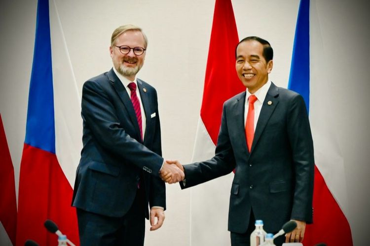 Presiden Joko Widodo saat melakukan pertemuan bilateral dengan Perdana Menteri (PM) Republik Ceko Petr Fiala di Hotel Steigenberger Wiltcher’s, Brussels, Belgia pada Rabu (14/11/2022).