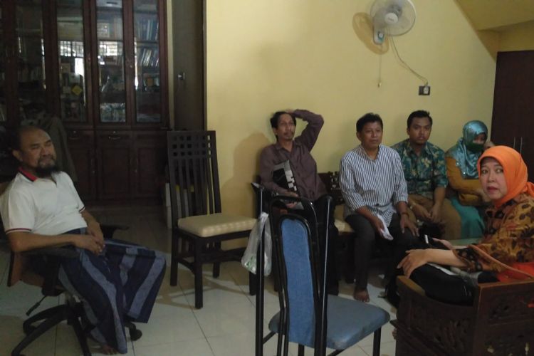 Ali Zainal Abidin, pemilik KFK travel menemui para calon jemaah umroh yang menyambangi kediamannya di Pondok Bambu, Jakarta Timur. Kamis (7/9/2017)