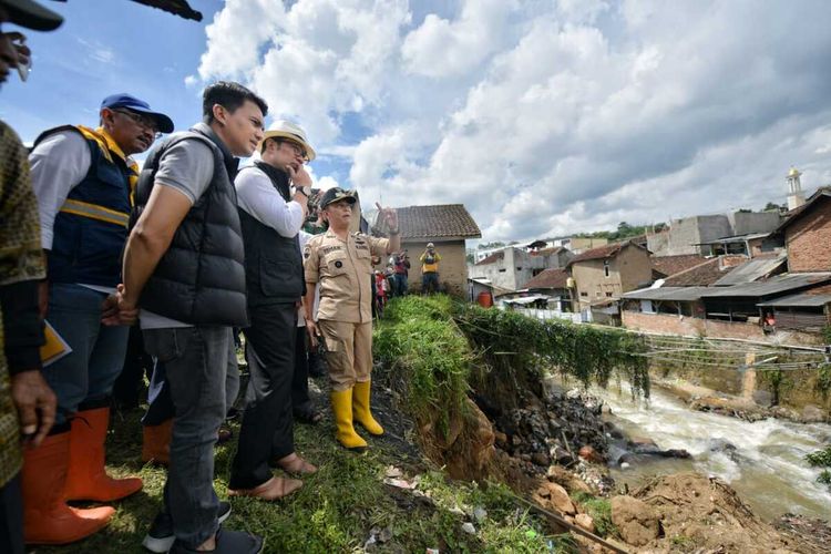 Gubernur Jawa Barat Ridwan Kamil mengaku akan memberi hukuman atau sanksi bagi siapapun yang melakukan alih fungsi lahan. Kang Emil meminta masyarakat untuk melaporkan apabila terjadi pelanggaran praktek alih fungsi lahan dan alih fungsi tanaman yang tidak sesuai dengan aturan.