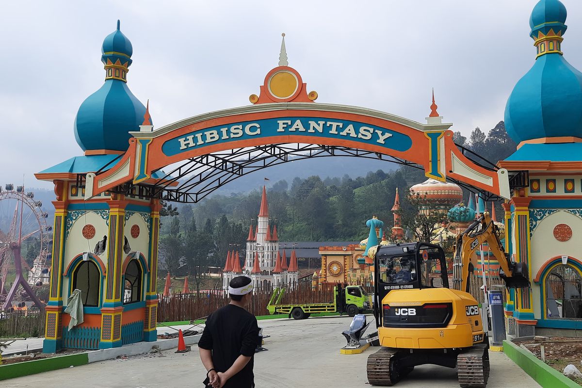Pemprov Jawa Barat membongkar wahana rekreasi Hibisc Fantasy Puncak di Bogor, Jabar, Kamis (6/3/2025)