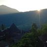 Kampung Lembah Wol, Spot Sunrise di Balik Gunung di NTT