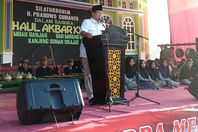 Prabowo Subianto saat memberikan sambutan di halaman Ponpes Sunan Drajat, Sabtu (5/5/2018).