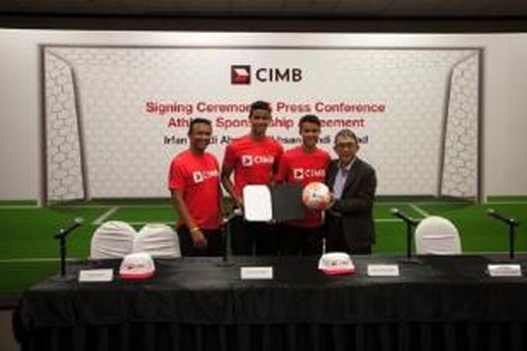 Fandi Ahmad bersama kedua puteranya, Irffan dan  Ikhsan serta CEO CIMB Group Singapore, Mak Lye Mun 