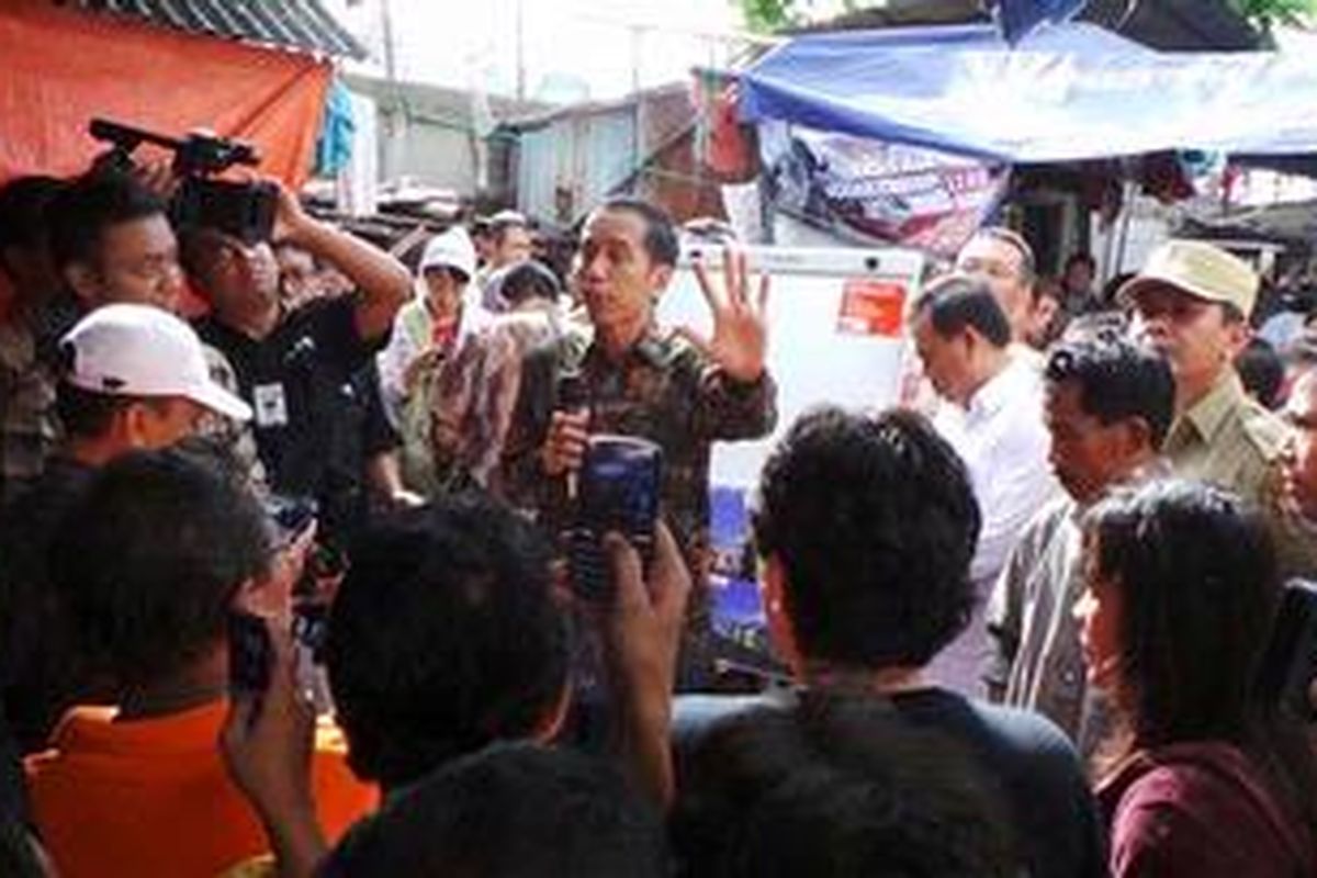 Gubernur DKI Jakarta Joko Widodo saat menyampaikan niatnya untuk menata Tanah Tinggi menjadi kampung deret,  di RW 01, Kelurahan Tanah Tinggi, Kecamatan Johar Baru, Jakarta Pusat,  Rabu (24/4/2013).