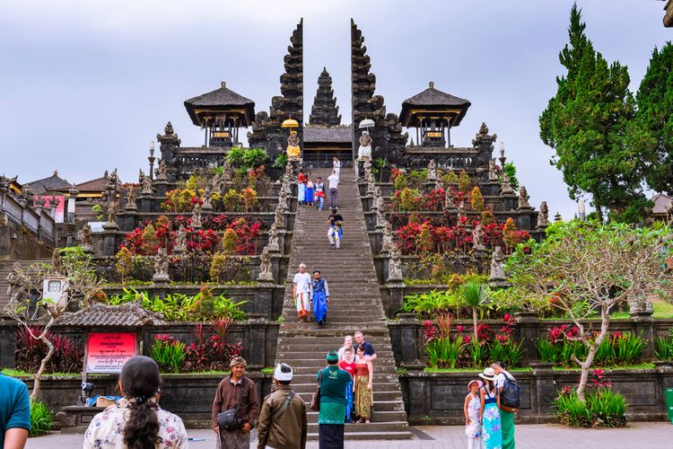 Ilustrasi turis mengunjungi Pura Besakih, Bali.