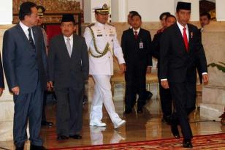 Presiden Joko Widodo didampingi Wakil Presiden Jusuf Kalla bersiap melantik Plt Komisioner KPK di Istana Negara, Jakarta, Jumat (20/2/2015). 