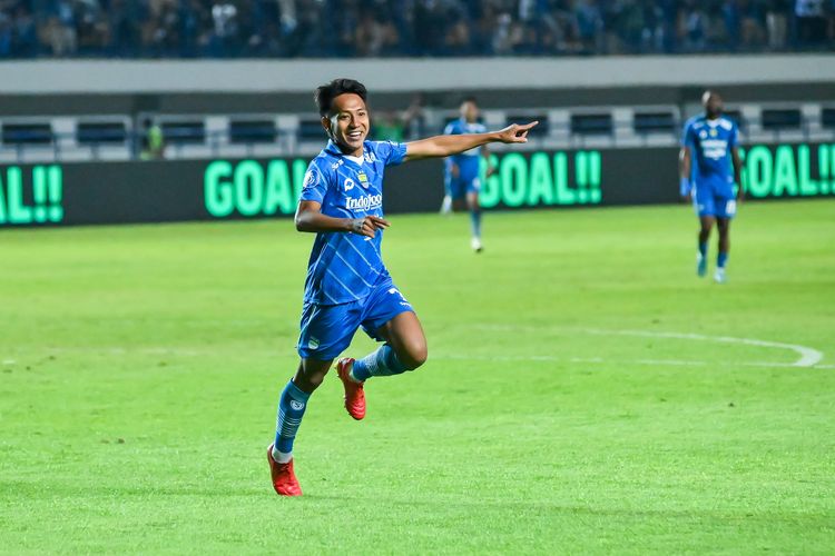 Beckham Putra gelandang Persib mencetak gol pertamanya musim ini dalam pertandingan pekan ke-17 Liga 1 2023-2024 antara Persib Bandung vs PSS Sleman, Sabtu (28/10/2023) di Stadion Gelora Bandung Lautan Api (GBLA).
