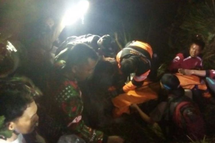 Anggota gabungan mengevakuasi helikopter Basarnas HR 3602 yang jatuh di Bukit Muntung, Desa Canggal, Kecamatan Candiroto, Kabupaten Temanggung, Minggu (2/7/2017). 