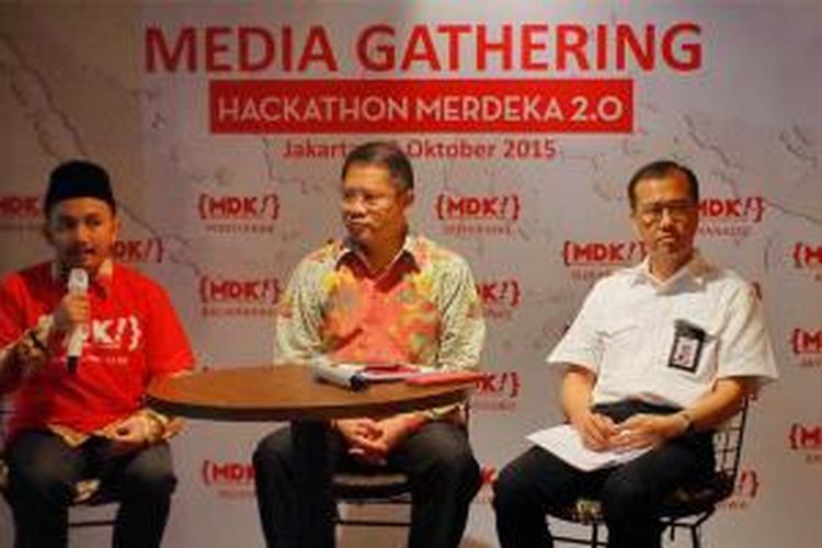 (ki-ka) Inisiator Code4Nationdan Hackathon, Ainun Najib, Menkominfo Rudiantara, Direktur Innovation and Strategic Portfolio Telkom, Indra Utoyo dalam jumpa pers di Jakarta, Senin (19/10/2015).