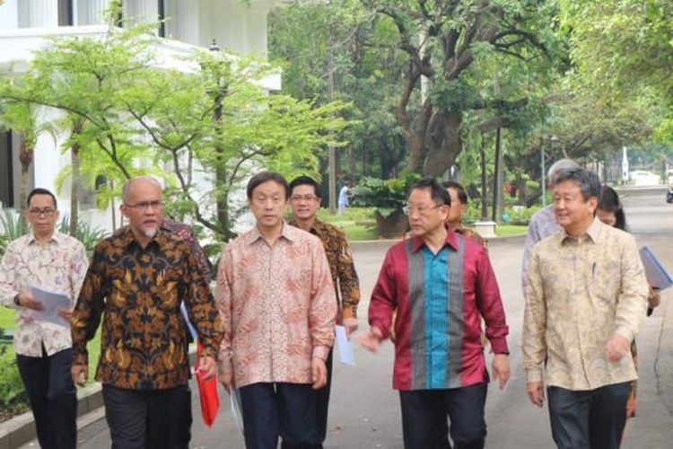 Presiden Toyota Motor Corporation Akio Toyoda dan jajaran setelah menemui Presiden Joko Widodo di Istana Merdeka, Jakarta, Senin (13/3/2017).