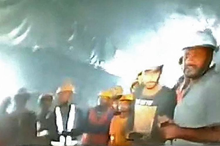 Foto dari kamera endoskopik pada Selasa (21/11/2023) menunjukkan 41 pekerja yang terjebak di terowongan bawah tanah yang roboh di negara bagian Uttarakhand, India, terlihat masih hidup. Saat itu, mereka sudah terjebak sepuluh hari sejak terowongan yang sedang dibangun tersebut ambruk sebagian.