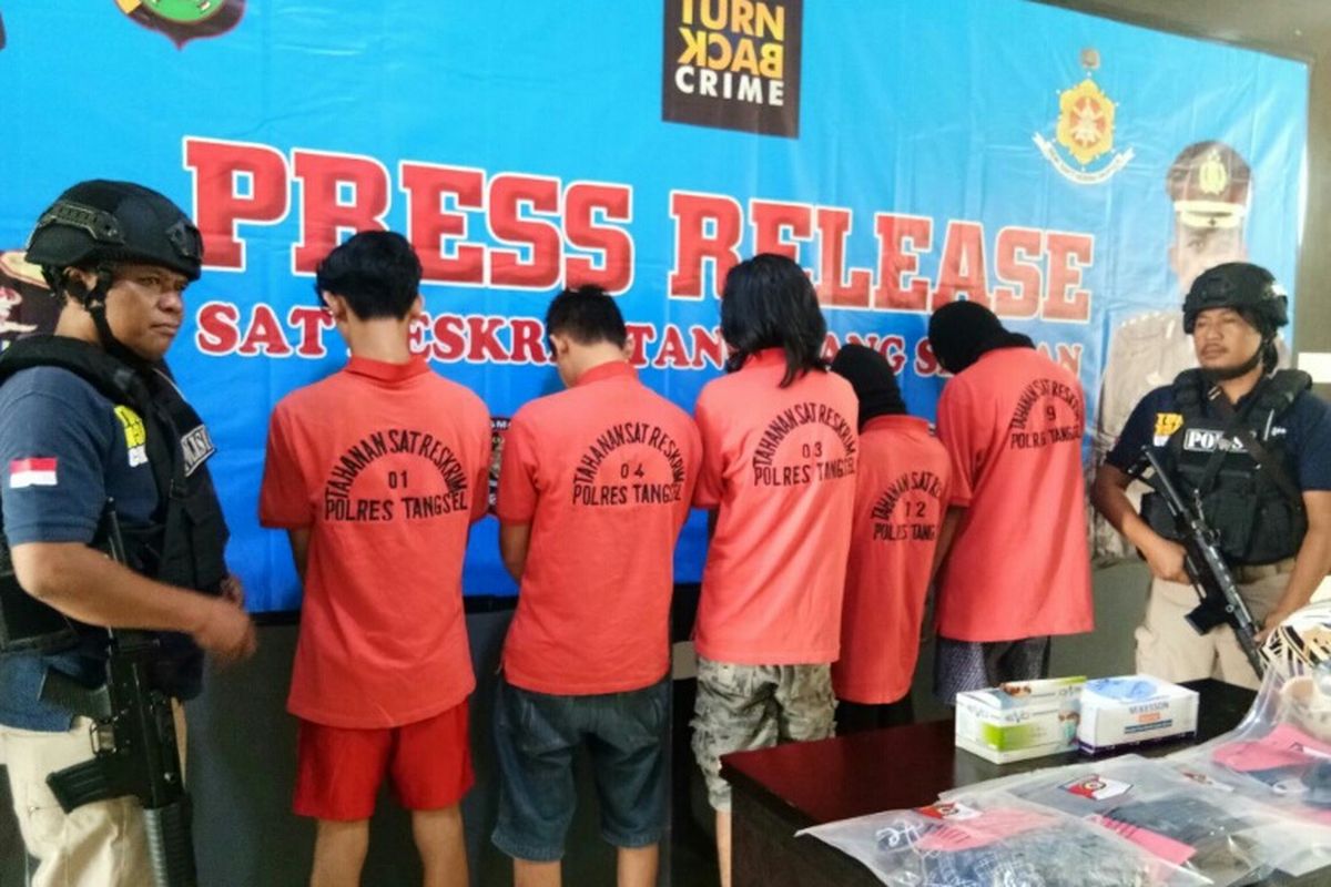 Lima orang tersangka pengeroyokan yang menyebabkan kematian juru parkir bernama Taufik pada malam tahun baru ditangkap Polres Tangerang Selatan, Kamis (11/1/2018).