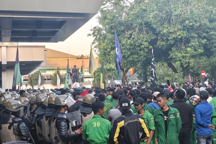 Demo BBM di Makassar Memanas, Pagar Kantor Pertamina Roboh Diterobos Massa