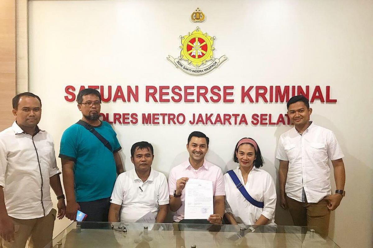 Artis peran Anjasmara bersama sang istri, Dian Nitami, usai membuat laporan di Polres Metro Jakarta Selatan, Rabu (2/1/2018).