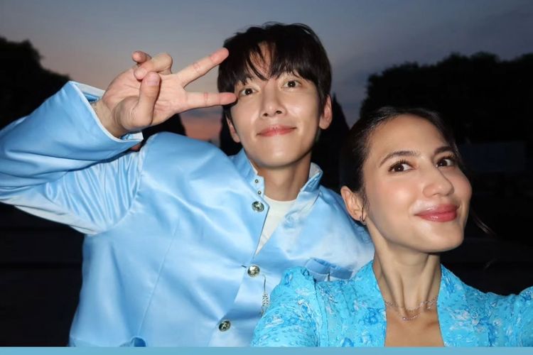 5 Style Ji Chang Wook di Candi Prambanan, Menawan dengan Beskap Biru