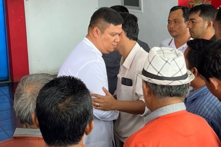 Eks Bupati Kuansing, Andi Putra (baju putih kiri) saat bebas dari Rutan Pekanbaru, Riau, Rabu (17/1/2024).