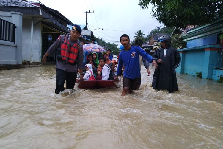Petugas dari Brimod Polda Kaltim, BPBD Samarinda, Damkar dan relawan mengevakuasi para siswa SD 007 dan warga yang terjebak banjir, Selasa (14/1/2020). 