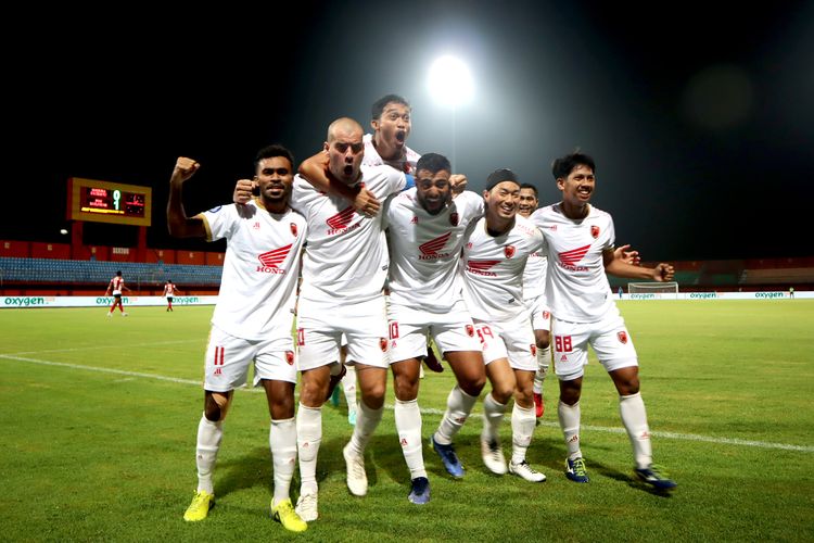 Pemain PSM Makassar selebrasi seusai menjebol gawang Madura United saat pertandingan pekan ke-32 Liga 1 2022-2023 yang berakhir dengan skor 1-3 di Stadion Gelora Ratu Pamelingan Pamekasan, Jumat (31/3/2023) malam. Meski tampil sebagai kampiun setelah menjalani musim yang panjang, PSM tidak mendapat hadiah juara.