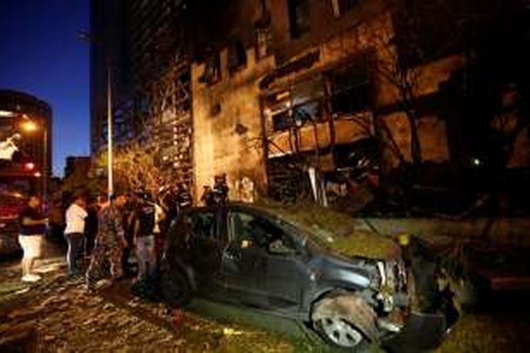 Aparat keamanan Lebanon memeriksa lokasi ledakan bom yang terjadi tak jauh dari kantor sebuah bank besar di ibu kota Beirut.