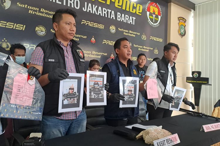 Polisi merilis kasus dua perempuan yang melakukan aksi pornografi melalui aplikasi live streaming Dream Live di Mapolres Metro Jakarta Barat, Selasa (14/3/2023). 