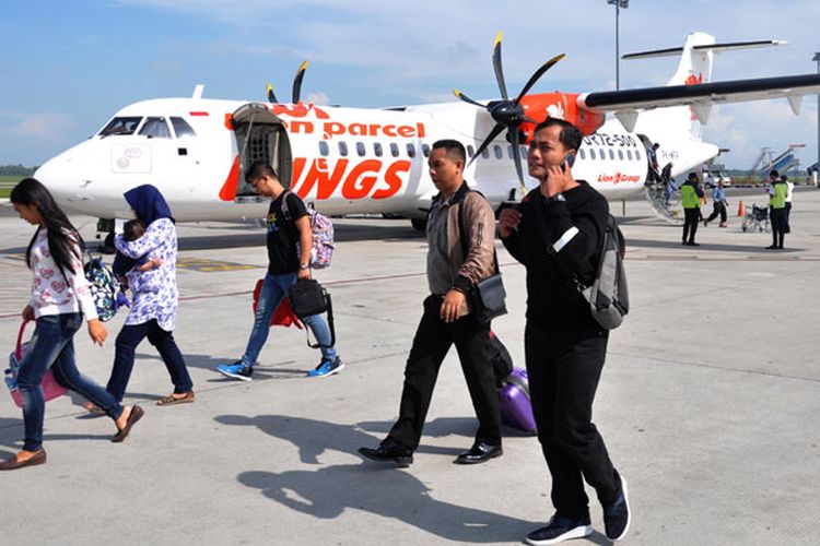 Penumpang pesawat udara berjalan menuju terminal kedatangan saat tiba di Bandara Internasional Kualanamu, Kabupaten Deli Serdang, Sumatera Utara, Senin (14/1/2019). Sejumlah maskapai penerbangan yang tergabung dalam Asosiasi Perusahaan Penerbangan Nasional Indonesia (INACA) sepakat untuk menurunkan harga tiket pesawat terbang khususnya domestik yang sempat melambung beberapa waktu belakangan.