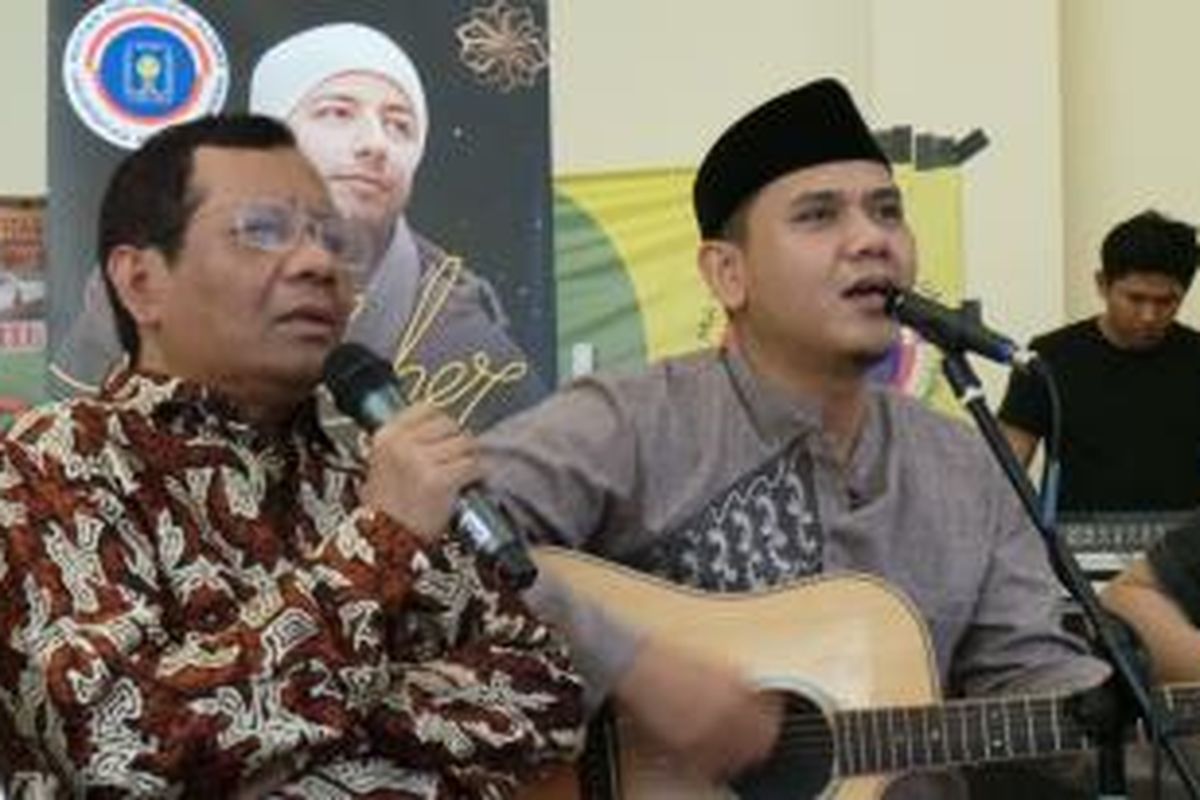 Mahfud MD bersama Fadly, vokalis PADI dan Musikimia