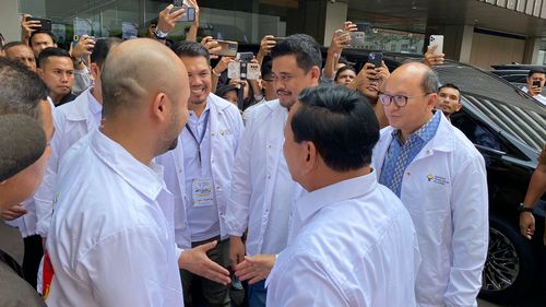 Bobby Nasution Cium Tangan Prabowo di Acara Deklarasi Dukungan Prabowo-Gibran