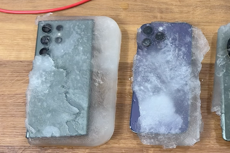 Kondisi Galaxy S23 Ultra (kiri) dan iPhone 14 Pro Max (kiri) yang sudah dibekukan selama enam jam di kulkas