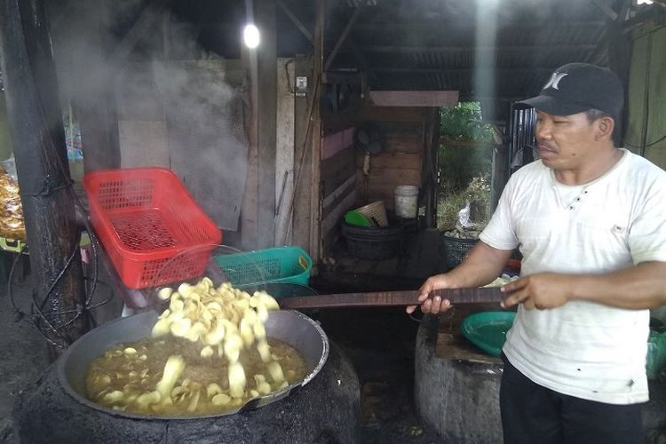 Pedagang sedang menggoreng keripik ubi di Desa Suka Damai, Kecamatan Lembah Seulawah, Kabupaten Aceh Besar, Senin (30/10/2017).