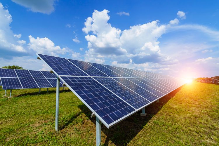 Ilustrasi panel surya yang menjadi salah satu energi baru terbarukan.